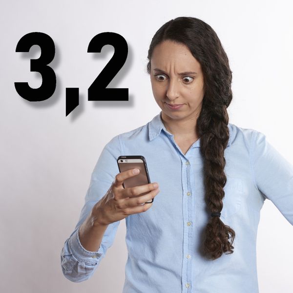 Milliarden aktive Nutzer nutzen seit 1992 ein standardisiertes Kommunikationsprotokoll und verschickten 2012 insgesamt 59 Mrd. Nachrichten, die zu Hochzeiten bis zu 99 Cent kosteten, 1/1000 der Datenmenge einer Gesprächsminute hatten und 160 Zeichen lang war – die SMS. (gemeinfrei)