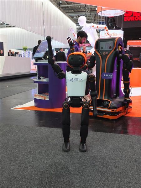 Humanoide Rotobik spielt auch bei Igus eine wichtige Rolle... (Bild: Ute Drescher/VCG)