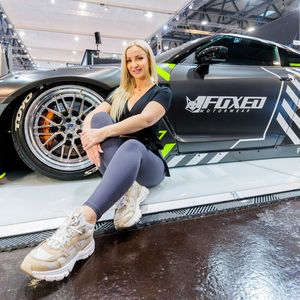 Model Mareike Fox bringt sich und eines von vielen getunten Modellen der Essen Motor Show 2023 in Szene. Rund 500 Aussteller versammeln sich bis zum 10. Dezember in Essen.(Bild:  Messe Essen)
