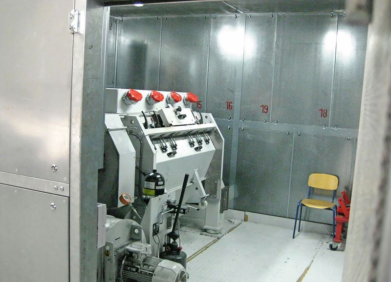 Mühle in der Schallschutzkabine: Das hocheffiziente Zerkleinern der PP-Reste in extrudierbare Partikel erledigt eine Rotoschneider RS 6015 von Getecha. Anstelle eines Trichters für den Materialeinwurf von oben wurde sie für den Einsatz bei Infinex für die einfache horizontale Zuführung der Platten und Planken modifiziert.  (Stöcker)