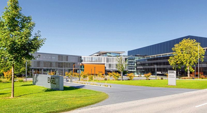 Bei den Spritzgussmaschinen setzt Tesla offenbar auf die Firma Engel.  (Bild: Engel Austria GmbH)