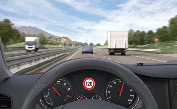 Verkehrszeichenerkennung mit Geschwindigkeitsregelung: Das System zeigt die jeweils zulässige Geschwindigkeit und Überholverbote im Display an. Sollte der Fahrer einmal zu schnell sein, wird das Fahrzeug entsprechend der vorgegebenen Toleranzen abgebremst. Das System ist jederzeit abschaltbar. (Bosch)
