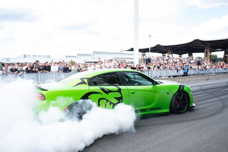 Bei den Showeinlagen drängten sich Zuschauende dicht an dicht. (Bild:  Deutsche Messe AG)