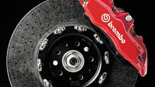 Die Nachfrage nach Carbon-Keramik-Bremsscheiben steigt. Deshalb erweitern Brembo und SGL ihre Produktionskapazität. (Bild: Brembo SGL Carbon Ceramic Brakes)