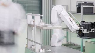 Der Hero FAB wurde entwickelt, um Prozessanlagen vollautomatisch zu be- und entladen.  (Bild: Fabmatics, Fotograf Sven Claus)