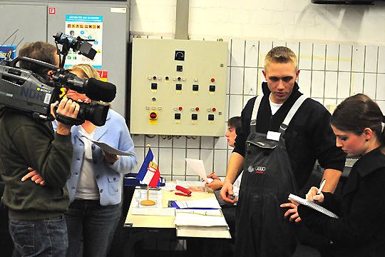 Julian Klemm aus Schleswig Holstein wurde während des Wettbewerbs von einem Fernsehteam des NDR belagert, das eine Reportage über den Wettbewerb für eine Regionalsendung gedreht hat. (Archiv: Vogel Business Media)