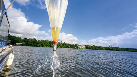 Beispielfoto: Wasserprobenahme am Berliner Müggelsee(Bild:  David Ausserhofer, IGB)