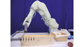 Industrieroboter von Kawasaki: Warum ihre Möglichkeiten nicht mal beim Wurst- und Brotschneiden schmackhaft machen?  (Bild: Rolf Dorner)