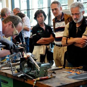 Thomas Geis von der Fahrzeugakademie Schweinfurt demonstriert am „lebenden Objekt“  traditionelle Reparaturmethoden – Schwerpunkt Stahl- und Alublech.(Foto:  Klassikwelt Bodensee)