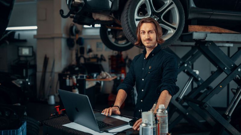 Robert Merz hat es sich und den Kfz-Rockstars zur Aufgabe gemacht, dem Kfz-Handwerk zu größerer Wertschätzung zu verhelfen.  (Bild: Kfz-Rockstars)