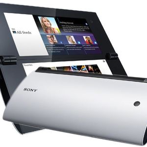 Das Sony Tablet Modell P besitzt zwei 5,5-Zoll-Displays und lässt sich für den Transport zusammenklappen.