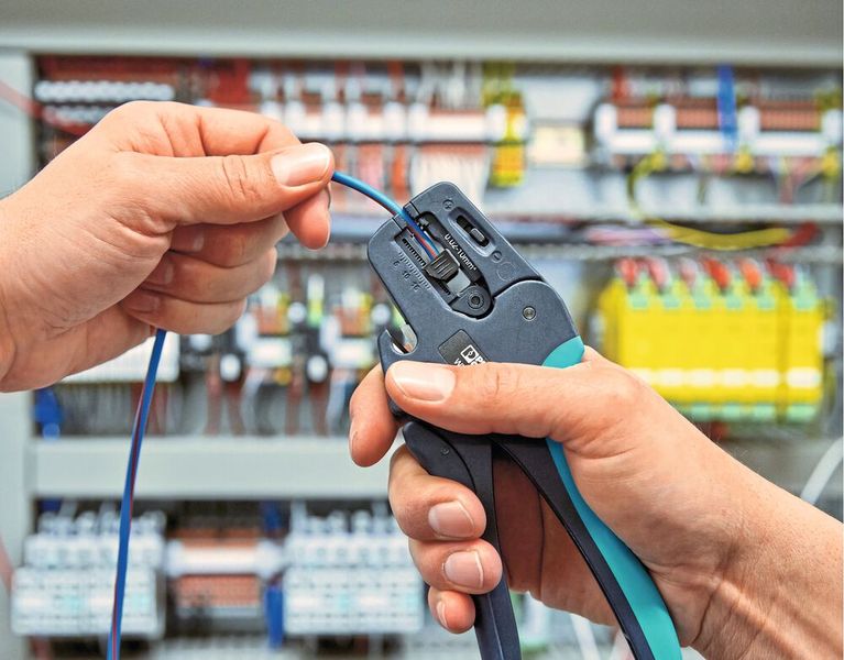 Bild 2:  Die automatisch einstellende Abisolierzange ist die Empfehlung im Bereich der Handwerkzeuge. Das Abisolieren unterschiedlicher Leiter erfolgt damit einfach und sicher.    (Bild: Phoenix Contact)