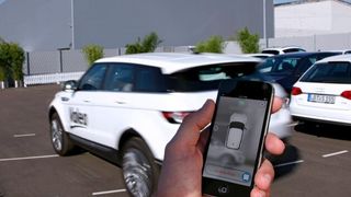Der smartphonegesteuerte Einparkassistent „Valet Park4U“ von Valeo pilotiert das Fahrzeug automatisch auf einen freien Parkplatz und holt es auf Befehl wieder zum Fahrer zurück. (Foto: Valeo)