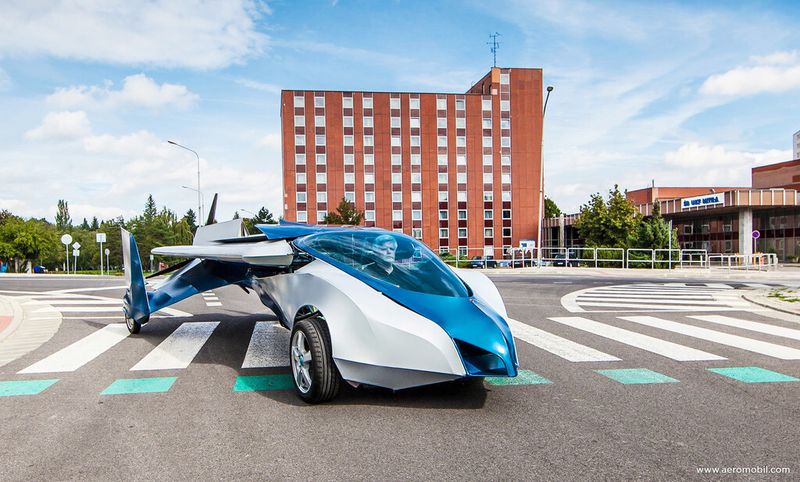 Nein, kein Batmobil: Das Aeromobil (hier der Pre-Prototyp 2.5) ist eine Symbiose von Straßenfahrzeug und Ultraleichtflugzeug. (Bild: Aeromobil)