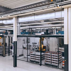 Kompakt und bis ins Detail durchdacht: Zwei hochproduktive Automationslösungen für die Serienfertigung. Doppelspindlige Komplettbearbeitung von Hydraulikblöcken mit 72 Stunden Autonomie – gemeinsam ganz individuell gelöst. (Bild: Helfina AG)