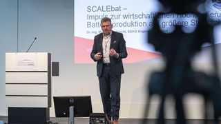 Martin Hillebrecht, Senior Expert Innovations der EDAG Engineering GmbH, stellte das skalierbare Batteriegehäuse „SCALEbat“ vor.  (Stefan Bausewein)