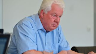 Joachim von Maltzan, Ressortleiter Management & Handel, bewertet für das Fachmagazin »kfz-betrieb« die Teilnehmerbetriebe. (Bild: Johannes Untch / VCG)