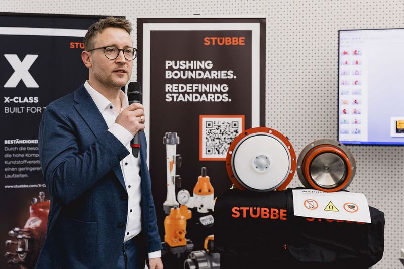 Kunststoff kann mehr: Stübbe zeigt Pumpen, Armaturen und Messgeräte, die auch extrem korrosiven Medien standhalten. (Bild: Stefan Bausewein)
