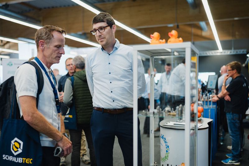 Ausgiebige Fachgespräche waren das Highlight für die 82 Aussteller der Schraubtec in LAndshut. (Tino Boecher)