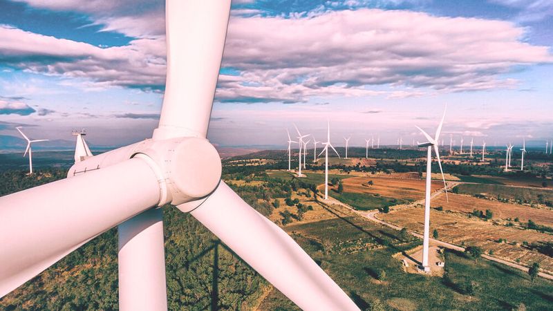 Smarte Ladestrategien könnten künftig dabei helfen, den Anteil von Windstrom am Fahrstrom von E-Autos zu erhöhen.(Bild:  Volkswagen AG)