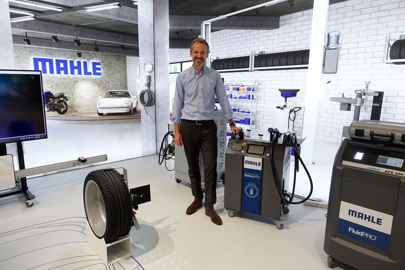 Für Philipp Grosse Kleimann, Leiter Mahle Lifecycle and Mobility, sind freie Werkstätten die wahren Helden im Kfz-Gewerbe. Sie unterstützt der bekannte Zulieferer und Werkstattausrüster künftig mit noch mehr Angeboten – von Produkten bis zu Schulungen.(Bild:  Dominsky – VCG)