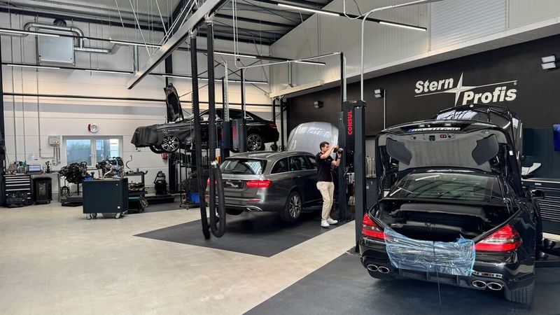 Und wer so einen fährt (der auch nicht zu alt ist), bekommt mit den Stern Profis echte Markenexperten und ein Serviceniveau, das sich vor keinem Vertragspartner verstecken muss. „Wir sind sogar besser – besser ausgestattet, kürzere Wege, schnellere und flexiblere Prozesse und dann auch noch günstiger.“ (Bild: Schreiner – VCG)