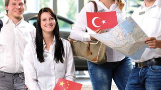 China, Kanada oder Türkei: Die besten Beresa-Auszubildenden haben die Möglichkeit, für einen Monat ins Ausland zu fahren und bei dort ansässigen Mercedes-Benz-Partnern hineinzuschnuppern. (Ibeler)