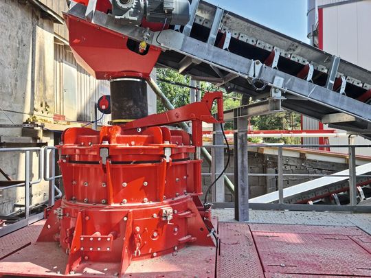 Für die Sandherstellung aus Überschusskörnungen wurde eine Rotorprallmühle vom Typ RPM 1513 installiert.(Bild:  BHS Sonthofen)
