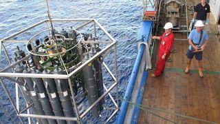 Abb. 1: Wasserproben aus 3000 m Tiefe kommen an Bord des Forschungsschiffes Pelagia.  (Bild: Alexander Bochdansky)