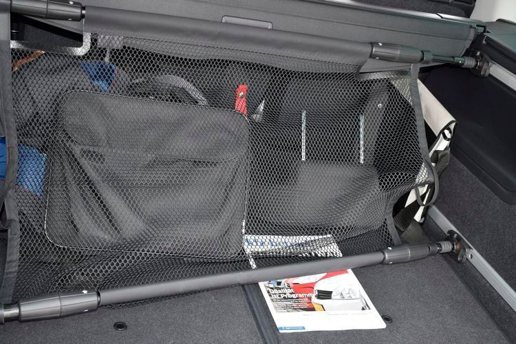 Clever gelöst: Die Haltestangen des Gepäcknetzes sichern auch ungewöhnlich geformtes Gepäck. (Foto: Holz)