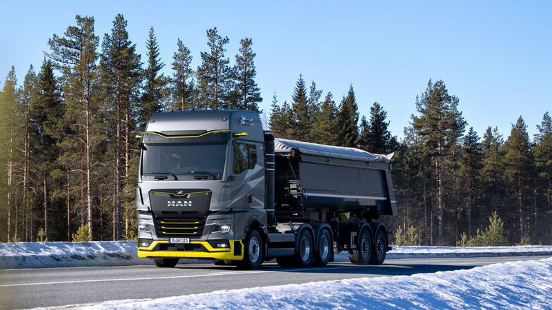 Der Wasserstoff-Truck „hTGX“ bei der Wintererprobung.(Bild:  MAN)