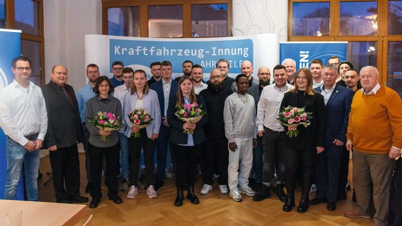 Bei der Lossprechungsfeier der Innung Ahrweiler begrüßte Obermeister Stefan Odenthal (2. v. l.) 22 Absolventen, ihre Angehörigen sowie Vertreter der Ausbildungsbetriebe. Zu den Gästen zählten unter anderem der Präsident der Kfz-Landesverbandes von Rheinland-Pfalz, Hans Werner Norren (r.), Landesinnungsmeister Jeffrey Kilian (2. v. r.)  sowie Dr. Klaus Müller, Schulleiter der BBS Bad Neuenahr-Ahrweiler.  (Bild: FRIEDSAM. Werbeagentur)