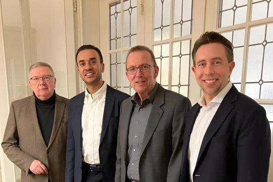Beim Abschluss der Kooperation (v.l.n.r.): Oswin Veith, Geschäftsführer der OVAG-Gruppe, Jerome Evans, CEO der firstcolo, Joachim Arnold, Geschäftsführer der OVAG-Gruppe und Dennis Bergfeld, CFO der firstcolo.(Bild:  firstcolo Datacenters GmbH)