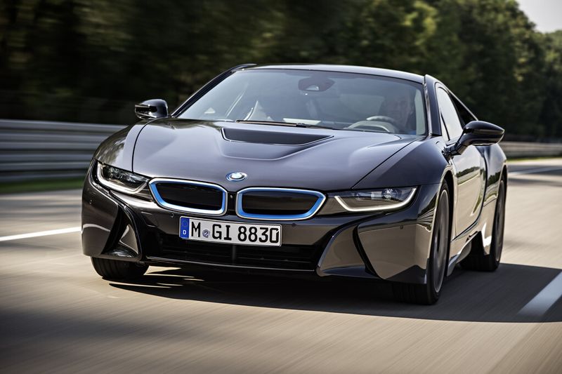 Der BMW i8 startet ab Juni 2014 auf sportliche und umweltfreundliche Weise auf den Straßen durch. (BMW)