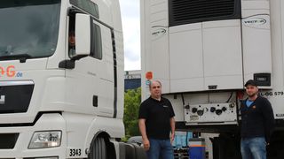Fuhrparkleiter Dirk Stannebein (l.) und Dispositionsleiter Jens Michel von der Spedition Hallog konnten sich im Jahrestest von der Qualität von Vector 1350 überzeugen. (Bild: Carrier Transicold)