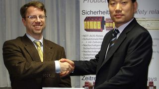 Den Vertrag besiegelt: Oliver Riese, Geschäftsführer riese electronic und LS-Geschäftsführer Yong-Woon Sohn. (Archiv: Vogel Business Media)