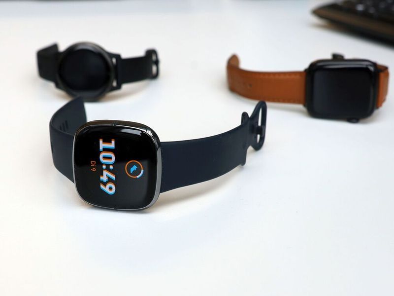 Handelsübliche Wearables in Form von Armbanduhren oder Fitnessarmbändern werden bisher vor allem im Alltag genutzt. Für medizinische Zwecke sind die Messungen allerdings zu ungenau.  (Hochschule Landshut)