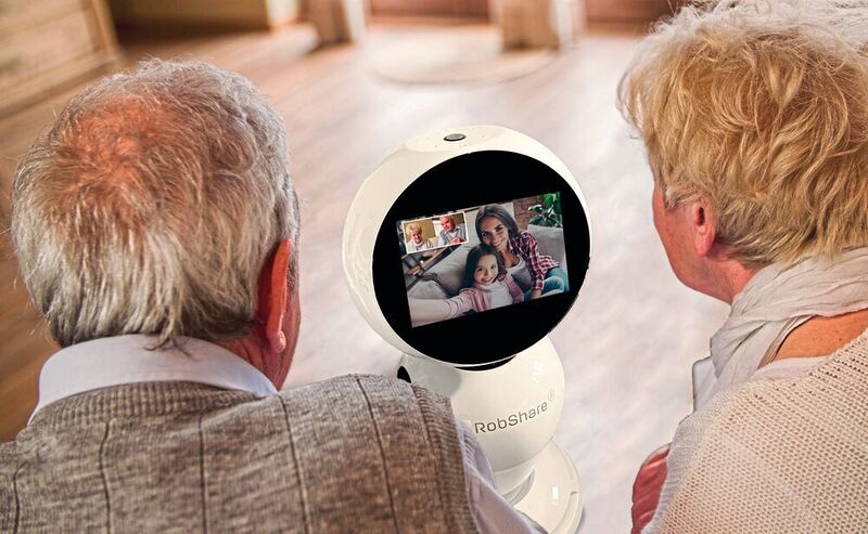 Roboter James hilft bei der Kontaktpflege im Seniorenheim. (Hahn Group)