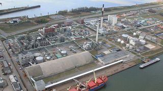 Der ehemalige Lanxess-Mutterkonzern Bayer gehörte zu den ersten Firmen, die sich im Hafengebiet an der Scheldemündung niederließen. Heute ist Antwerpen nicht nur einer der größten Häfen Europas, sondern auch einer der bedeutendsten Chemie- und Petrochemie-Standorte des Kontinents. (Lanxess)