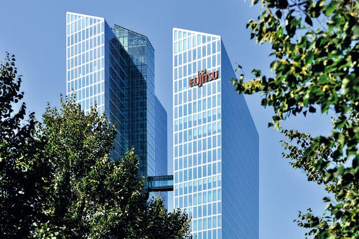 Fujitsu hat in Deutschland insgesamt 14 Standorte, in denen sich auch die Produktverantwortung für das Server- und Storage-Portfolio befindet. Darüber hinaus werden wesentliche Teile des Produktspektrums wie Mainboards, PCs, Notebooks und Server im Werk in Augsburg gefertigt und mit dem „Made-in-Germany“-Qualitätssiegel an Kunden in der ganzen Welt ausgeliefert. In einem der modernsten europäischen Fertigungsstandorte kann auch auf individuelle Kundenwünsche eingegangen werden. (Bild: Fujitsu)