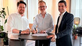 Freuen sich über die zukünftige Partnerschaft (vlnr.): Oliver Adrian, COO & CRO Chargecloud, Christian Hahn, CEO Hubject und Markus Bach, CEO & CTO Chargecloud.. 
 (Bild: ChargeCloud)