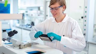 Dr. Lena Schaffert im neuen Labor des Kompetenzzentrums für Biotechnologie. (Bild: Covestro)