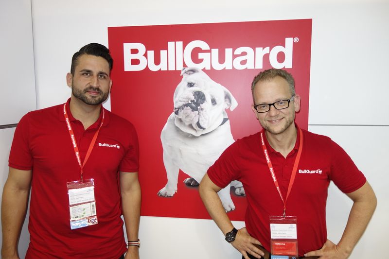 Oktay Cayiroglu und Stefan Wehrhahn, BullGuard, sind im wahrsten Sinne auf den Hund gekommen. (Bild: IT-BUSINESS )
