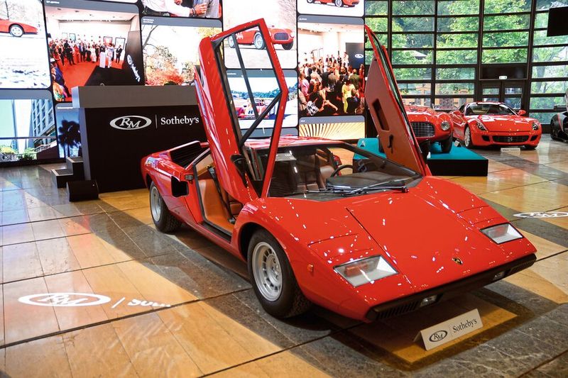 Dieser Lamborghini Miura P400 in Bianco Acrilico von Bertone aus dem Jahr 1968 wurde für 1.608.125 Euro verkauft. Der LP400 „Persicopio“ kam dem radikalen und zukunftsweisenden LP500-Konzept des Designers Marcello Gandini am nächsten, das erstmals auf dem Genfer Automobilsalon im März 1971 vorgestellt wurde. Der von Bizzarrini entworfene 3.929-cm³-V-12-Motor des Modells leistete 375 Bremspferdestärken und machte ihn mit einer Höchstgeschwindigkeit von knapp 290 km/h zu einem der schnellsten Serienfahrzeuge des Jahrzehnts. (Bild: Classic Analytics)