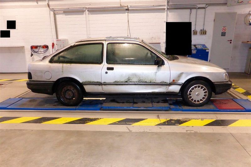 Den Beamten ging ein bemooster Ford Sierra ins Netz. (Polizei Dortmund)