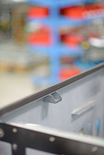 Spezielle Emka Dichtungen bieten elektromagnetische Verträglichkeit (EMV). (Bild: Emka)