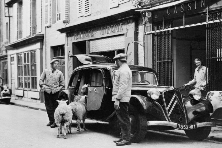 Der Traction Avant wurde zwar „Gangsterlimousine“ genannt, kam jedoch auch bei anderen Berufsgruppen zum Einsatz. (Foto: Citroën)