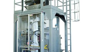 Die Schlauchbeutelmaschine von VAI Packaging Machines formt automatisch Papier von der Rolle zu Säcken, befüllt diese und verschließt sie dann hermetisch. Bild: VAI (Archiv: Vogel Business Media)