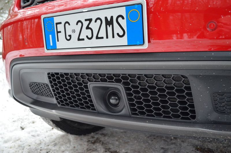 Jetzt sitzt unter der Frontschürze auch eine Kamera, die den aktiven Spurhalteassistenten mit Daten füttert. (Rehberg / »kfz-betrieb«)