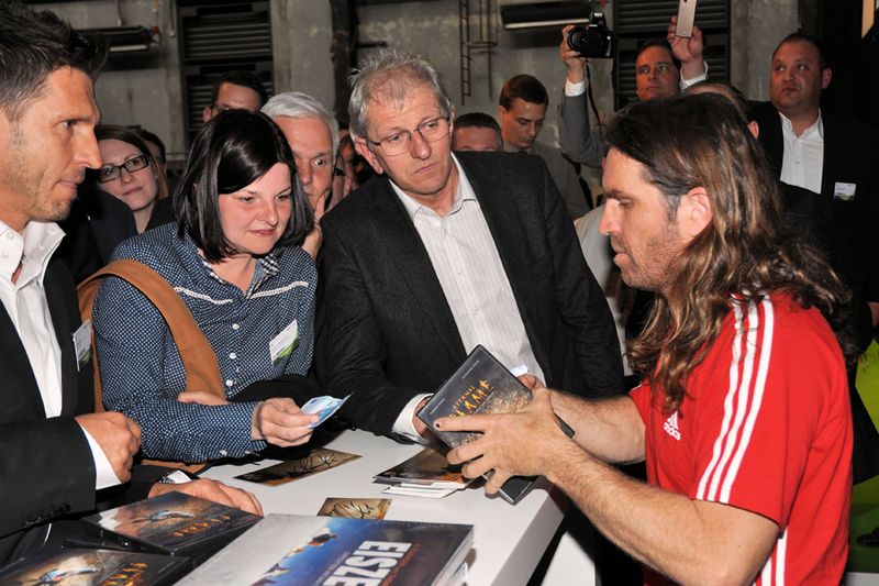 ...musste anschließend den Andrang der Autogrammjäger über sich ergehen lassen. (Archiv: Vogel Business Media)